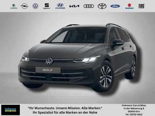 Schräge Frontansicht auf einen Volkswagen Golf , freigestellt