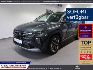 Schräge Frontansicht auf einen Hyundai Tucson , freigestellt