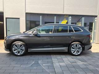 Schräge Frontansicht auf einen Skoda ENYAQ , freigestellt