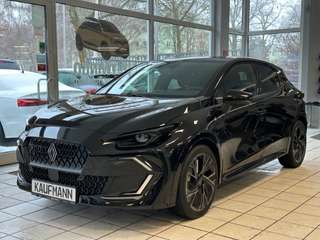 Schräge Frontansicht auf einen Renault Clio , freigestellt
