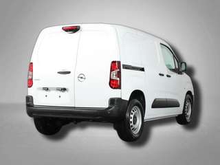 Schräge Frontansicht auf einen Opel Combo , freigestellt
