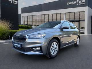 Schräge Frontansicht auf einen Skoda Fabia , freigestellt