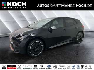 Schräge Frontansicht auf einen CUPRA Born , freigestellt