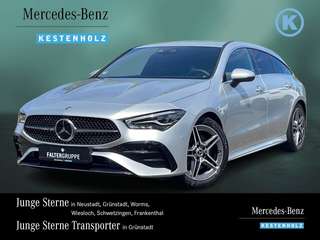Schräge Frontansicht auf einen Mercedes-Benz CLA , freigestellt