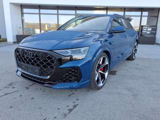 Schräge Frontansicht auf einen Audi RS Q8 , freigestellt