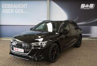 Schräge Frontansicht auf einen Audi e-tron , freigestellt