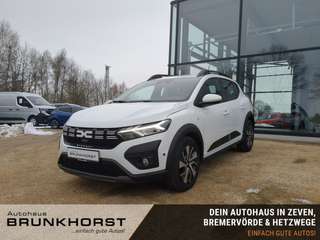 Schräge Frontansicht auf einen Dacia Sandero , freigestellt