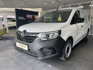 Schräge Frontansicht auf einen Renault Kangoo , freigestellt
