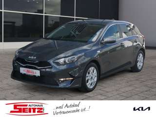 Schräge Frontansicht auf einen Kia cee'd , freigestellt