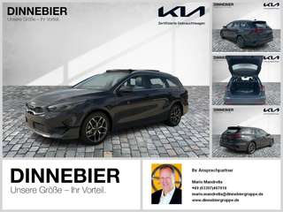 Schräge Frontansicht auf einen Kia cee'd , freigestellt