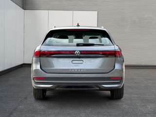 Schräge Frontansicht auf einen Volkswagen Passat , freigestellt