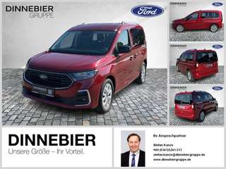 Schräge Frontansicht auf einen Ford Tourneo Connect , freigestellt