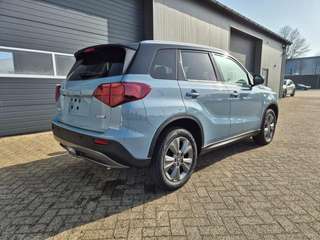Schräge Frontansicht auf einen Suzuki Vitara , freigestellt