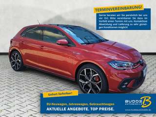 Schräge Frontansicht auf einen Volkswagen Polo , freigestellt