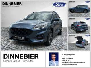 Schräge Frontansicht auf einen Ford Kuga , freigestellt