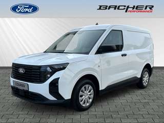 Schräge Frontansicht auf einen Ford Transit Courier , freigestellt