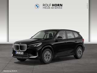 Schräge Frontansicht auf einen BMW iX1 , freigestellt