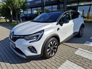Schräge Frontansicht auf einen Renault Captur , freigestellt