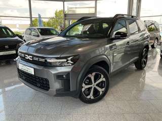 Schräge Frontansicht auf einen Dacia Bigster , freigestellt