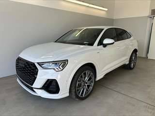 Schräge Frontansicht auf einen Audi Q3 , freigestellt