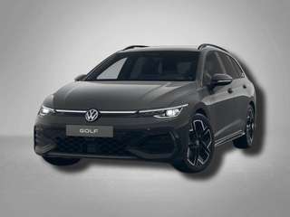 Schräge Frontansicht auf einen Volkswagen Golf , freigestellt