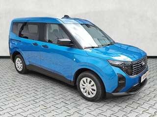 Schräge Frontansicht auf einen Ford Tourneo Courier , freigestellt