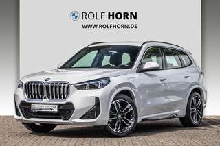 Schräge Frontansicht auf einen BMW X1 , freigestellt