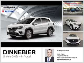 Schräge Frontansicht auf einen Suzuki S-Cross , freigestellt