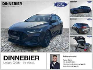 Schräge Frontansicht auf einen Ford Focus , freigestellt