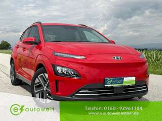 Schräge Frontansicht auf einen Hyundai Kona , freigestellt
