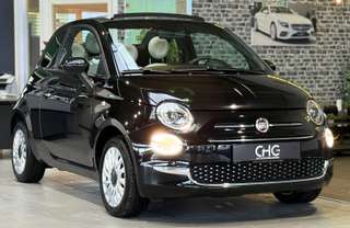 Schräge Frontansicht auf einen Fiat 500 , freigestellt