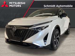 Schräge Frontansicht auf einen Nissan Qashqai , freigestellt