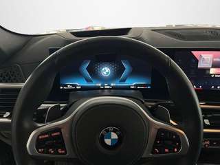 Schräge Frontansicht auf einen BMW X6 , freigestellt