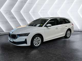 Schräge Frontansicht auf einen Skoda Octavia , freigestellt