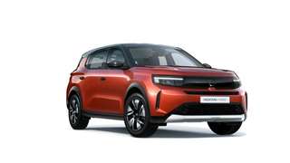 Schräge Frontansicht auf einen Opel Frontera , freigestellt