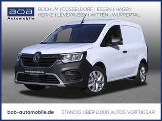 Schräge Frontansicht auf einen Renault Kangoo , freigestellt