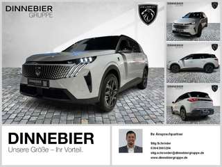 Schräge Frontansicht auf einen Peugeot 5008 , freigestellt