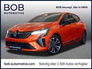 Schräge Frontansicht auf einen Renault Clio , freigestellt