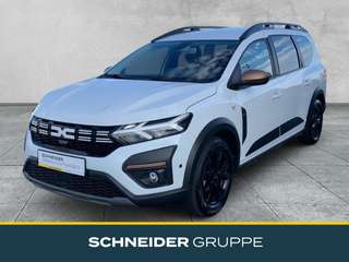 Schräge Frontansicht auf einen Dacia Jogger , freigestellt