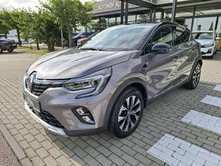 Schräge Frontansicht auf einen Renault Captur , freigestellt