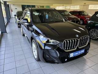 Schräge Frontansicht auf einen BMW X1 , freigestellt