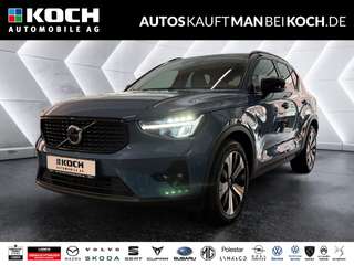 Schräge Frontansicht auf einen Volvo XC40 , freigestellt
