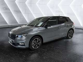 Schräge Frontansicht auf einen Skoda Fabia , freigestellt