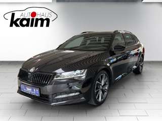 Schräge Frontansicht auf einen Skoda Superb , freigestellt