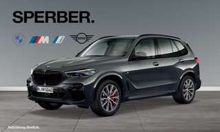Schräge Frontansicht auf einen BMW X5 , freigestellt