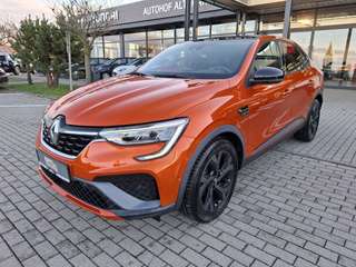 Schräge Frontansicht auf einen Renault Arkana , freigestellt