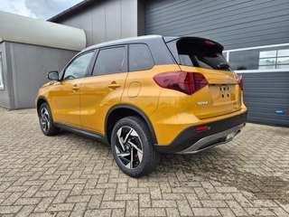 Schräge Frontansicht auf einen Suzuki Vitara , freigestellt