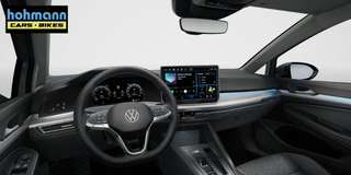 Schräge Frontansicht auf einen Volkswagen Golf , freigestellt