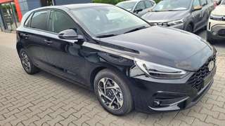Schräge Frontansicht auf einen Hyundai i30 , freigestellt