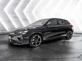 Schräge Frontansicht auf einen CUPRA Leon , freigestellt